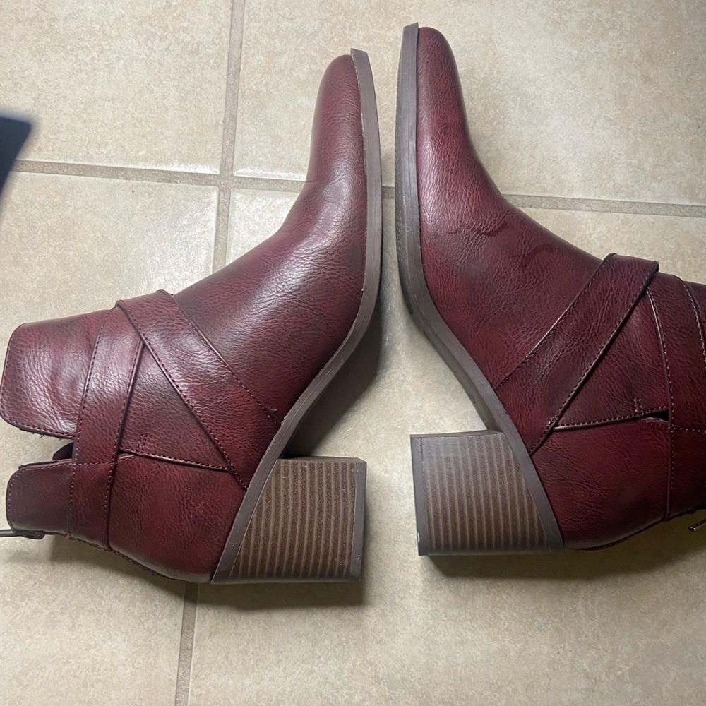FRYE AND CO Booties